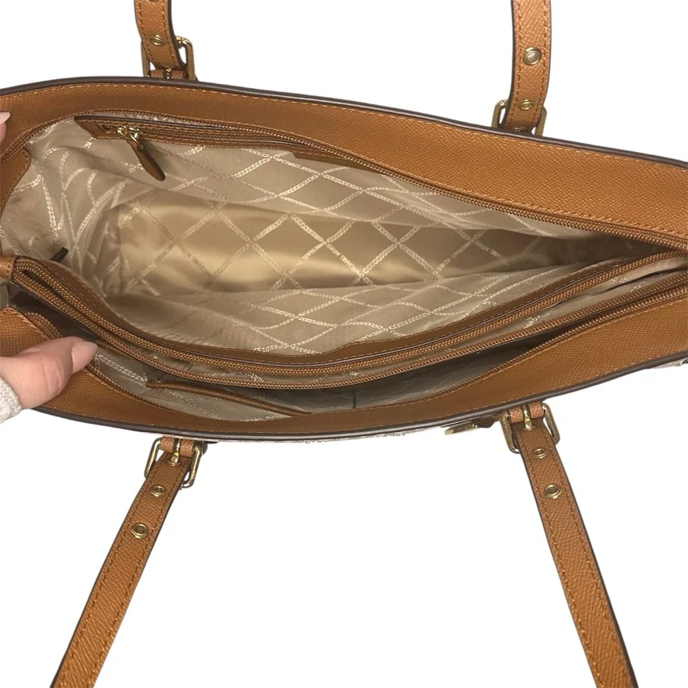 Michael Kors Voyager Medium Tote Bag in Vanilla & Acorn Tablet Pocket Zipper Top - Picture 9 of 10